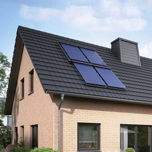 Ein modernes, zweigeschossiges Haus mit einem schrägen Dach und Solarpanelen, umgeben von üppigem Grün und einem klaren Himmel.